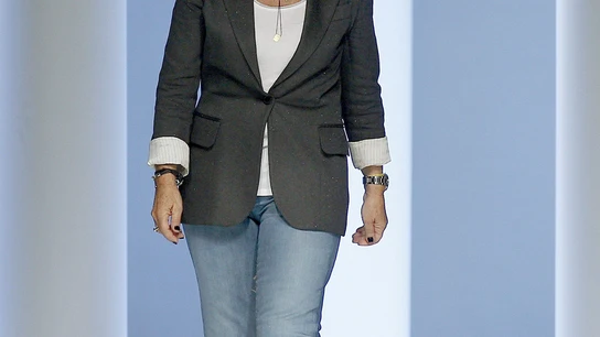 La diseñadora Sita Murt sale a la pasarela para saludar al público La diseñadora Sita Murt sale a la pasarela para saludar al público
