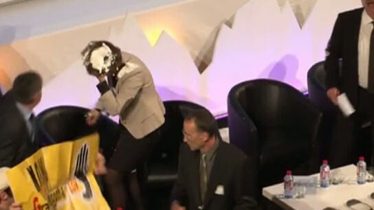 Momento del tartazo a Yolanda Barcina