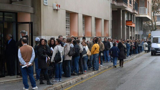 Personas en paro hacen cola a las puertas del Servicio de Ocupaci&oacute;n de las Illes Balears