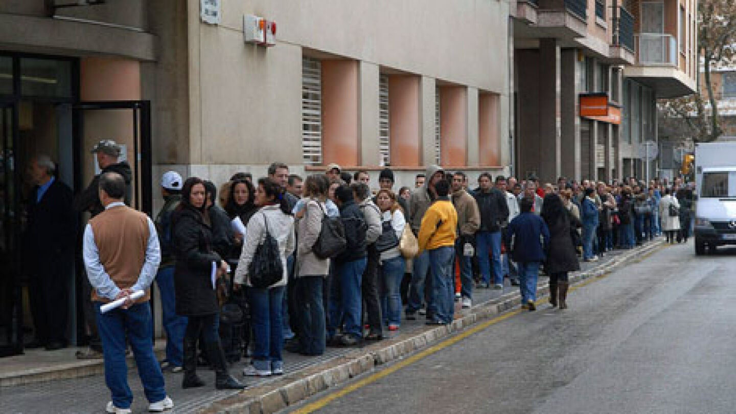 Personas en paro hacen cola a las puertas del Servicio de Ocupaci&oacute;n de las Illes Balears