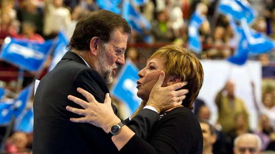 Mariano Rajoy abraza a Celia Villalobos Mariano Rajoy abraza a Celia Villalobos