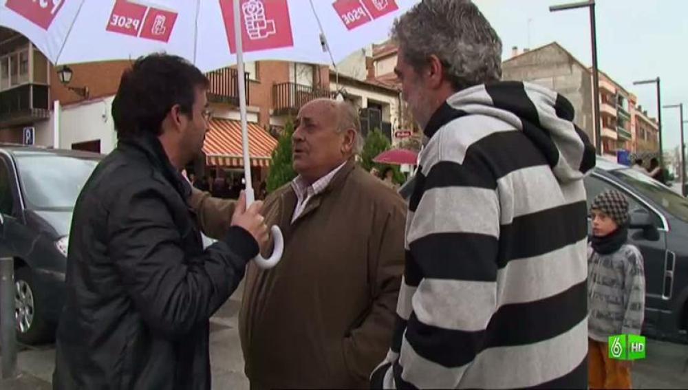 Imagen Paseando con M.A Rodríguez bajo un paraguas del PSOE