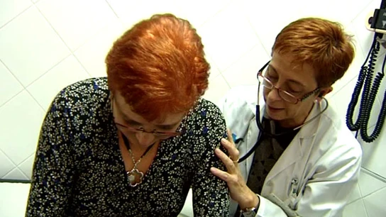 Médico y paciente en una consulta de atención primaria Médico y paciente en una consulta de atención primaria