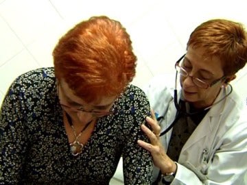 Médico y paciente en una consulta de atención primaria Médico y paciente en una consulta de atención primaria