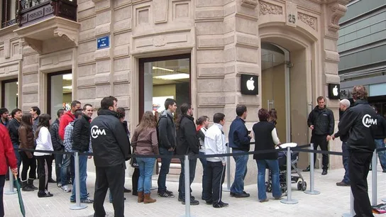 Largas colas en la apertura de la tienda Apple en Valencia. Largas colas en la apertura de la tienda Apple en Valencia.