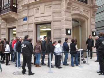 Largas colas en la apertura de la tienda Apple en Valencia. Largas colas en la apertura de la tienda Apple en Valencia.