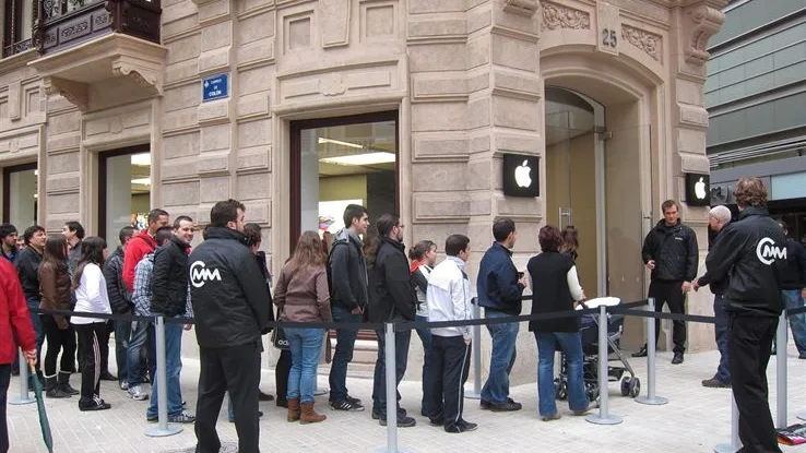 Largas colas en la apertura de la tienda Apple en Valencia.