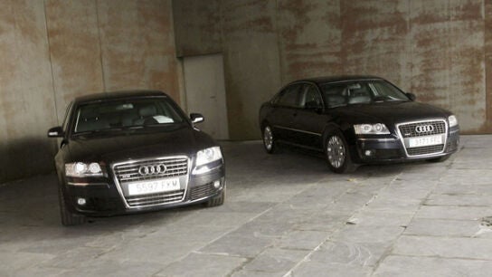 Dos de los coches oficiales subastados