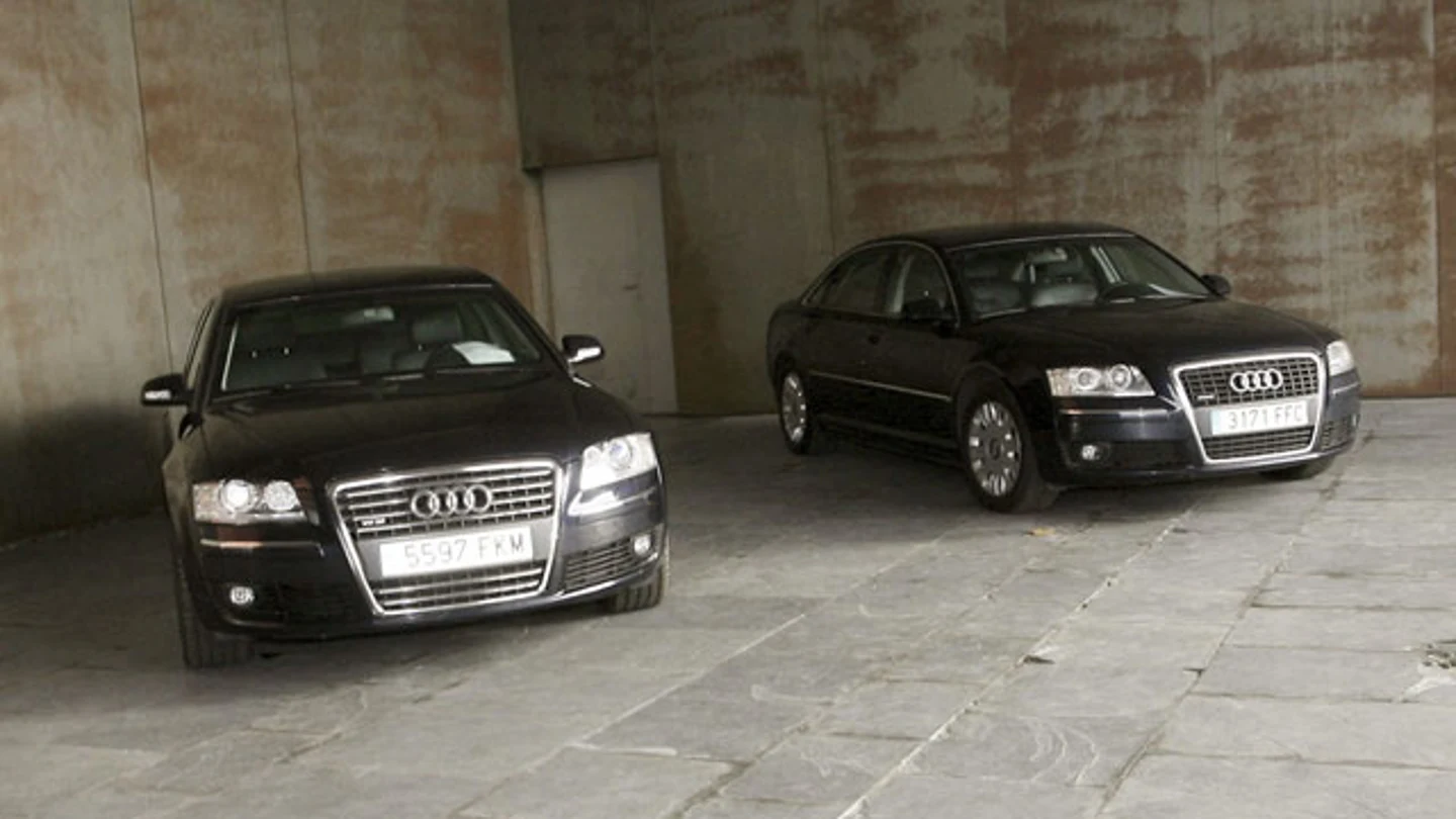 Dos de los coches oficiales subastados Dos de los coches oficiales subastados