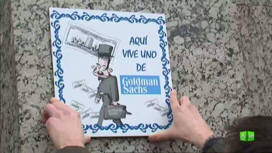Imagen Jordi cuelga un cartel en la escondida sede de Goldman Sachs en Espa&ntilde;a
