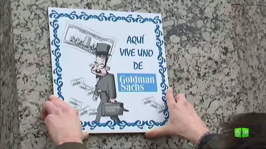 Imagen Jordi cuelga un cartel en la escondida sede de Goldman Sachs en España Imagen Jordi cuelga un cartel en la escondida sede de Goldman Sachs en España