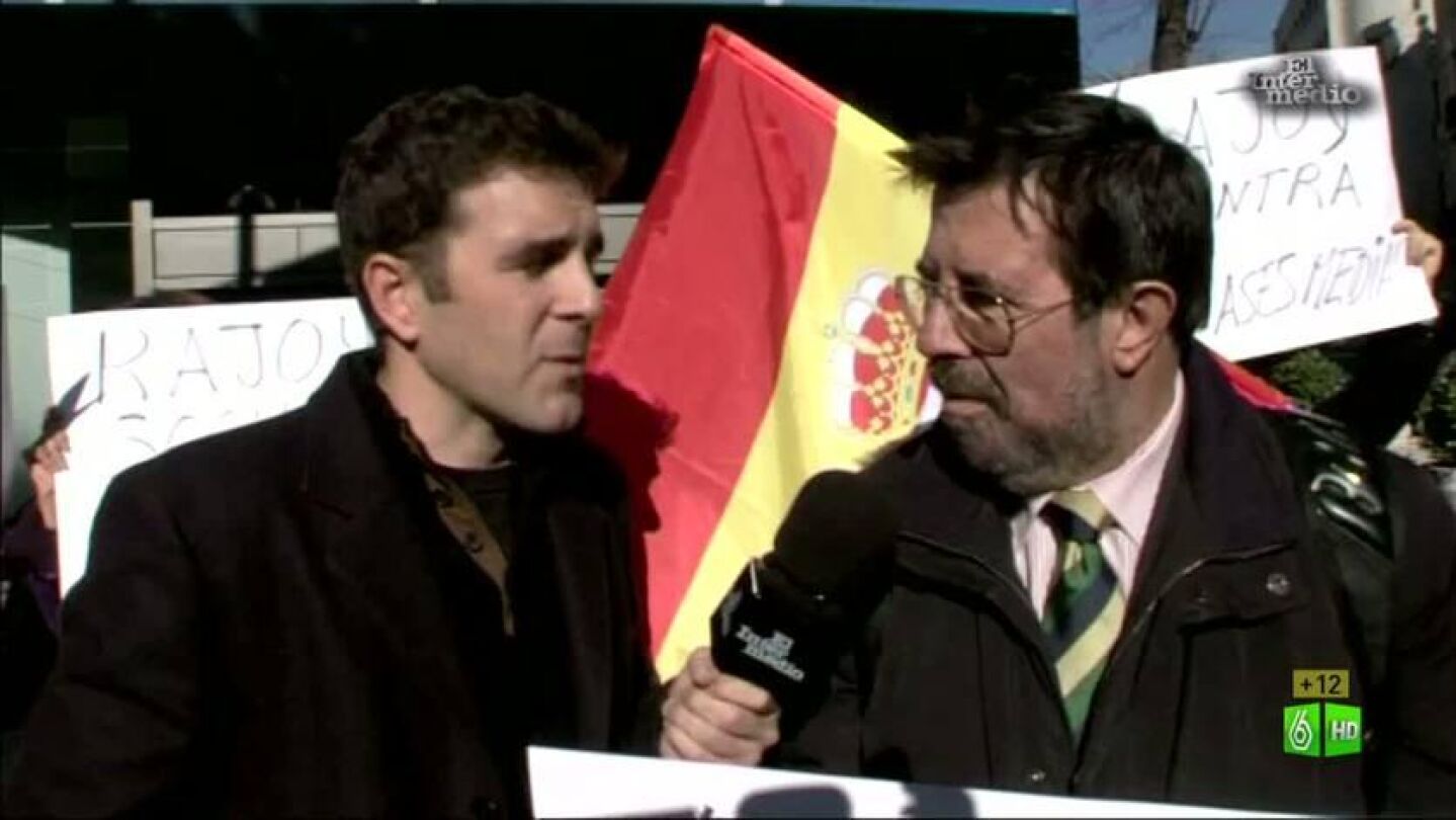 Imagen Gonzo en una concentraci&oacute;n de derechas en contra la subida de impuestos , en la sede del PP
