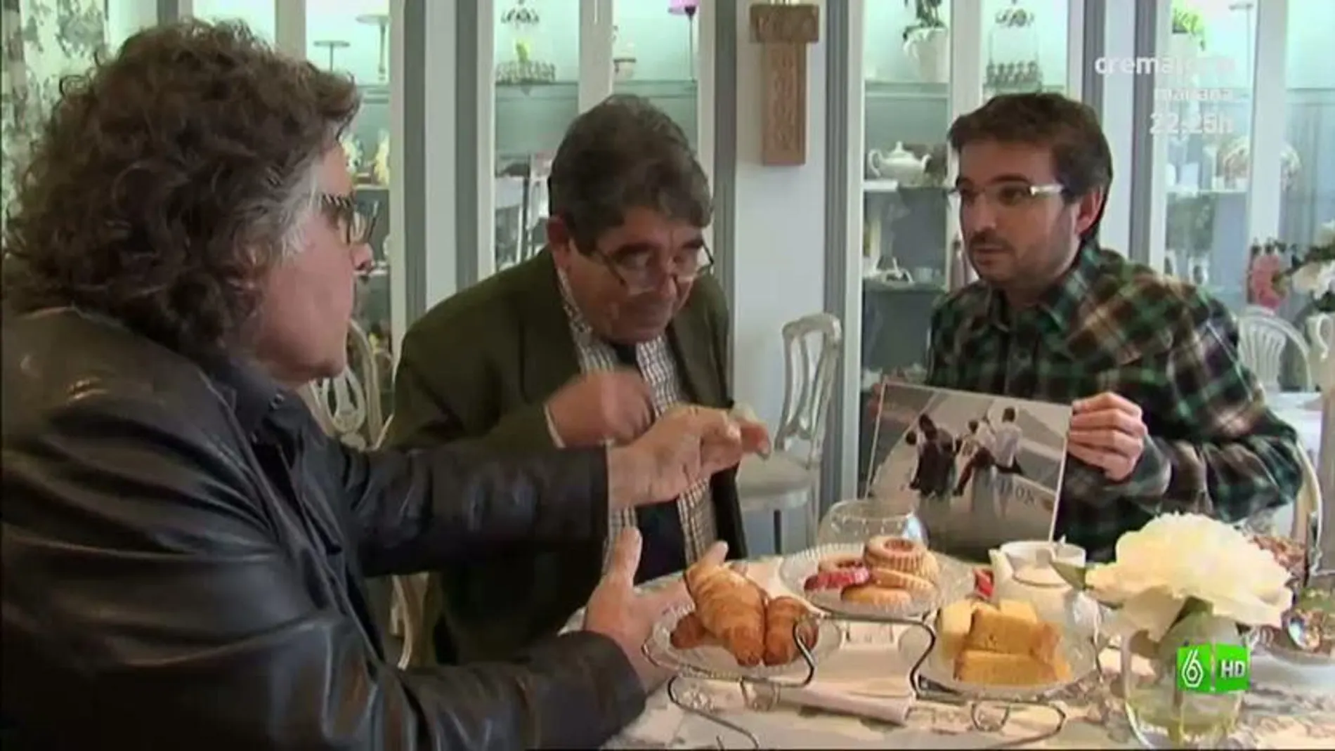 Imagen Jordi Évole sienta en la misma mesa a un monarquíco y a un republicano