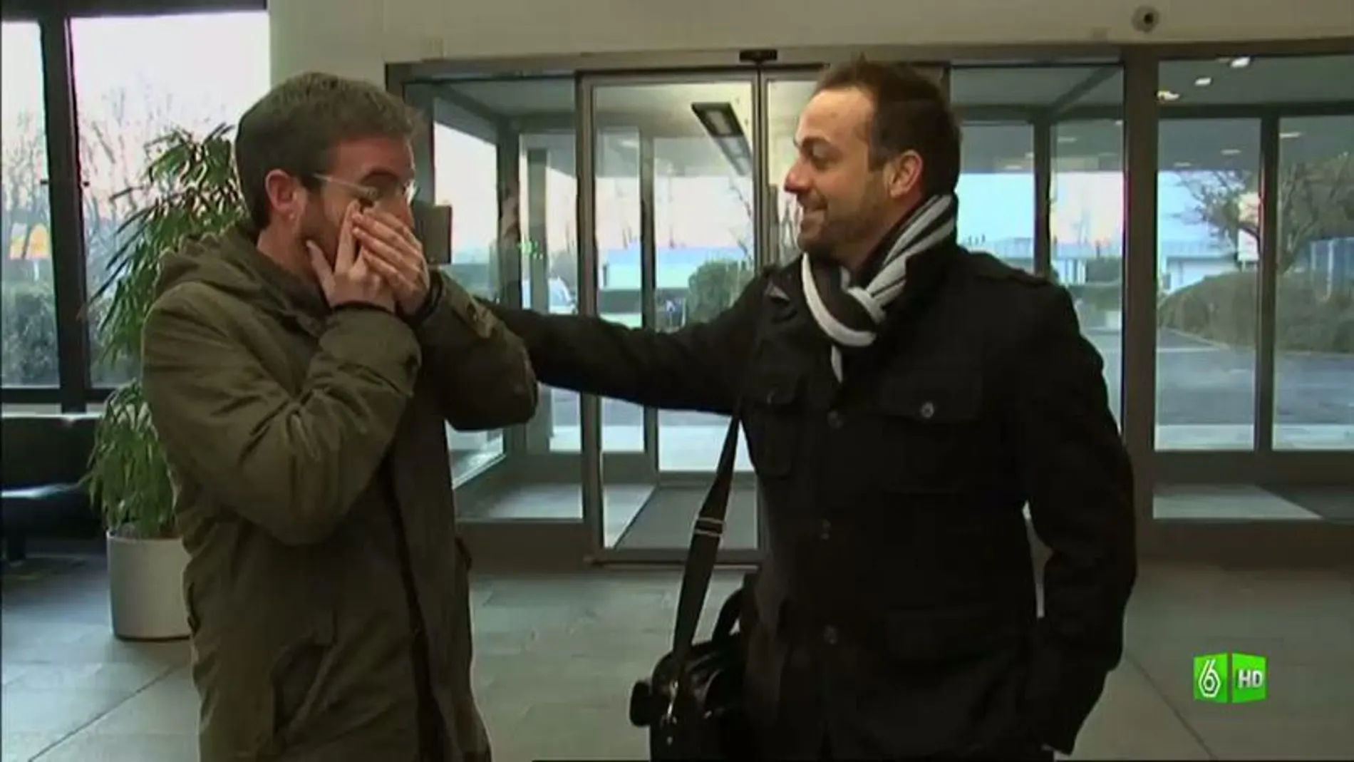 Imagen Jordi llora de la emoción, está frente a un jefe español en Alemania