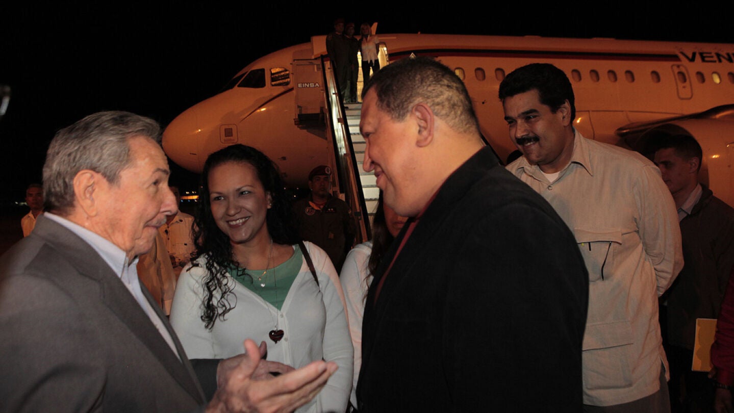 Hugo Ch&aacute;vez es recibido por Ra&uacute;l Castro en Cuba