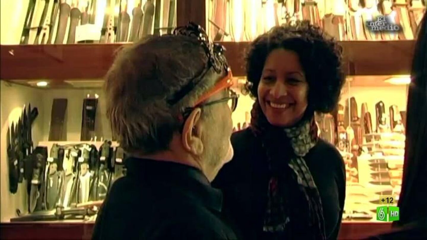 Imagen Fernando Arrabal pidiendo besos por Toledo
