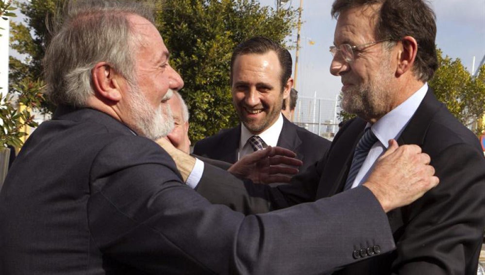 Rajoy se saluda con Mayor Oreja