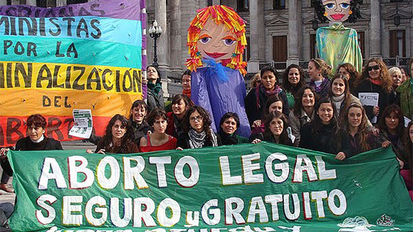 Mujeres argentinas se manifiestan por una regulaci&oacute;n en la ley del Aborto