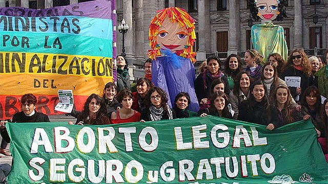 Mujeres argentinas se manifiestan por una regulación en la ley del Aborto