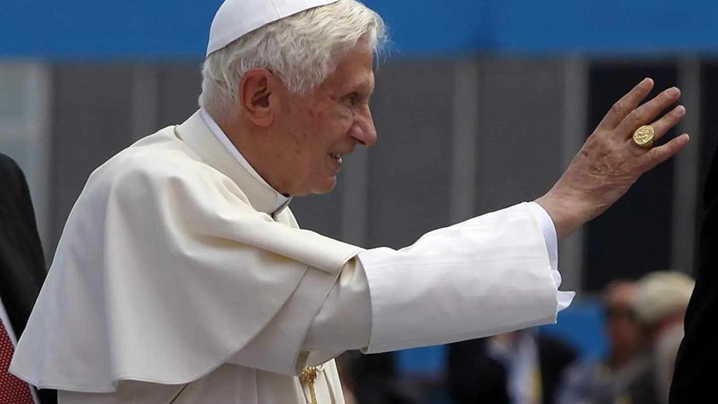 El papa Benedicto XVI saluda a su llegada El papa Benedicto XVI saluda a su llegada