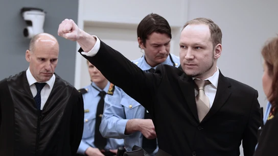 Anders Breivik hace el saludo fascista Anders Breivik hace el saludo fascista
