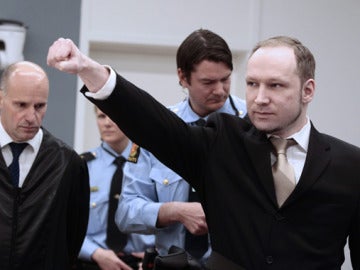 Anders Breivik hace el saludo fascista Anders Breivik hace el saludo fascista