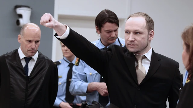 Anders Breivik hace el saludo fascista