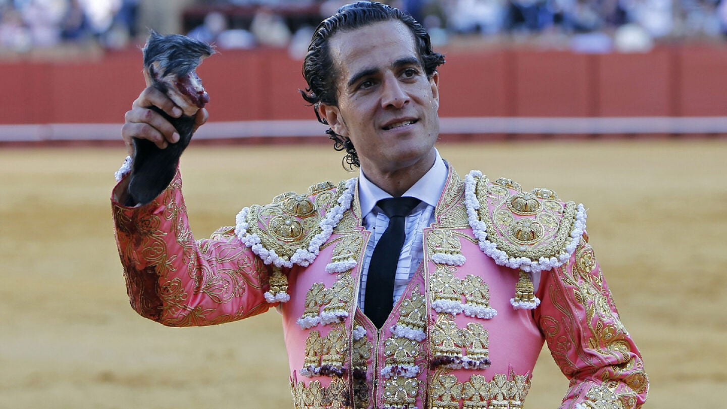 Iv&aacute;n Fandi&ntilde;o saluda en una de sus corridas
