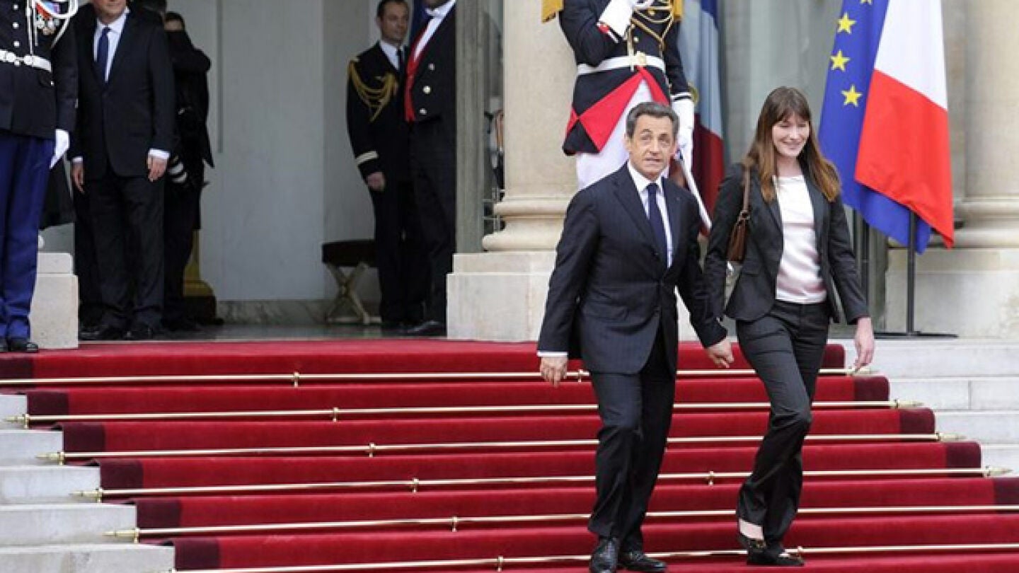 Sarkozy y Carla Bruni abandonan el El&iacute;seo