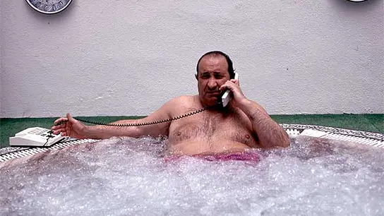 Habla por teléfono. Habla por teléfono.