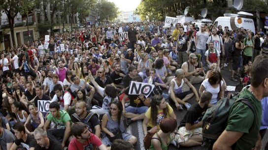 Cientos de personas frente a la sede del PP en Madrid (Archivo)