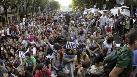 Cientos de personas frente a la sede del PP en Madrid (Archivo) Cientos de personas frente a la sede del PP en Madrid (Archivo)