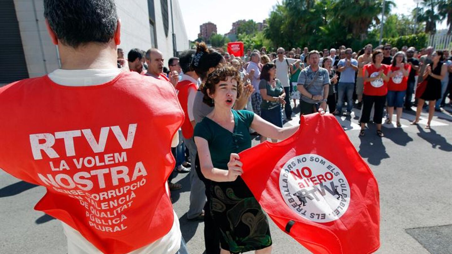 Trabajadores de Canal 9 realizan una protesta en el exterior de la sede de la televisi&oacute;n auton&oacute;mica