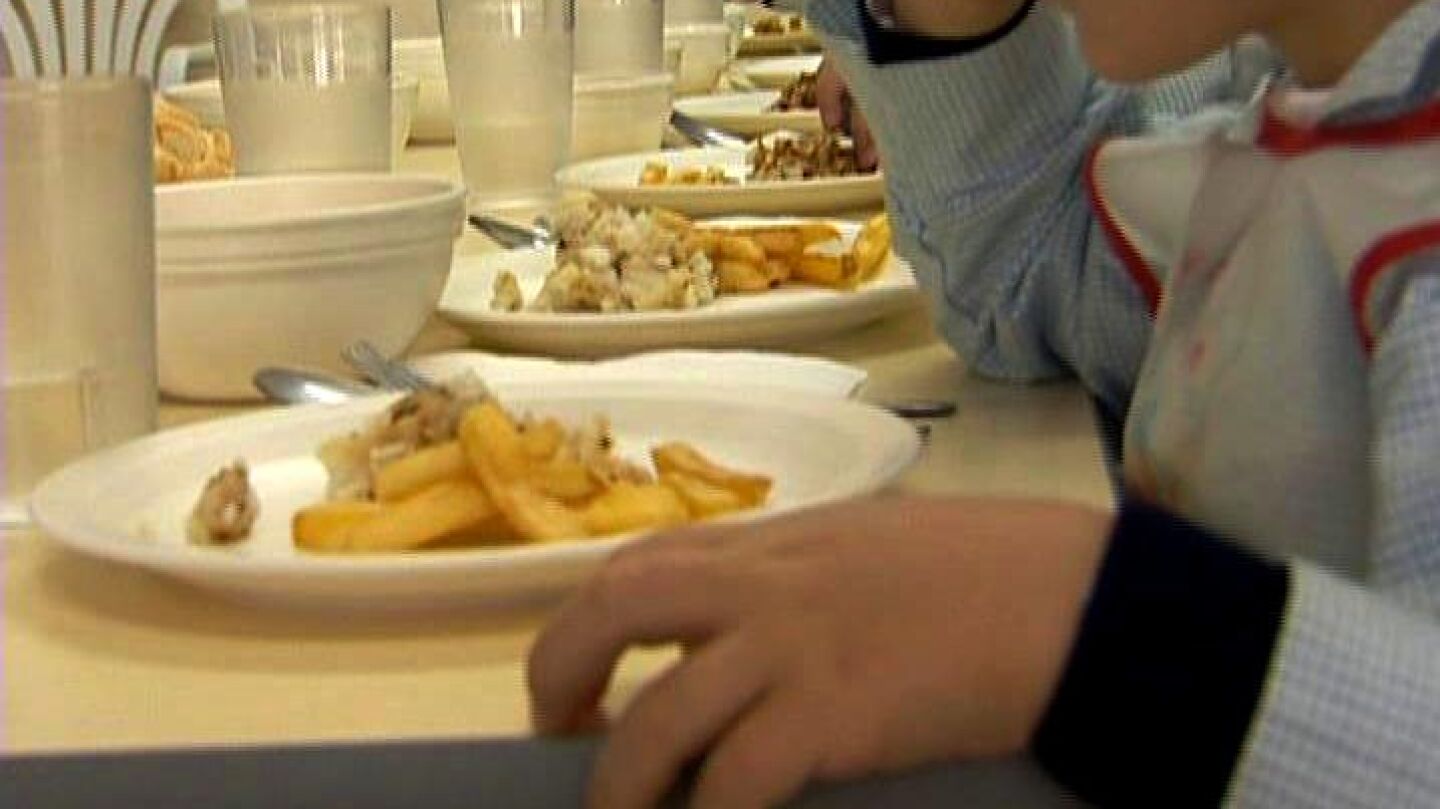 Ni&ntilde;o en un comedor escolar