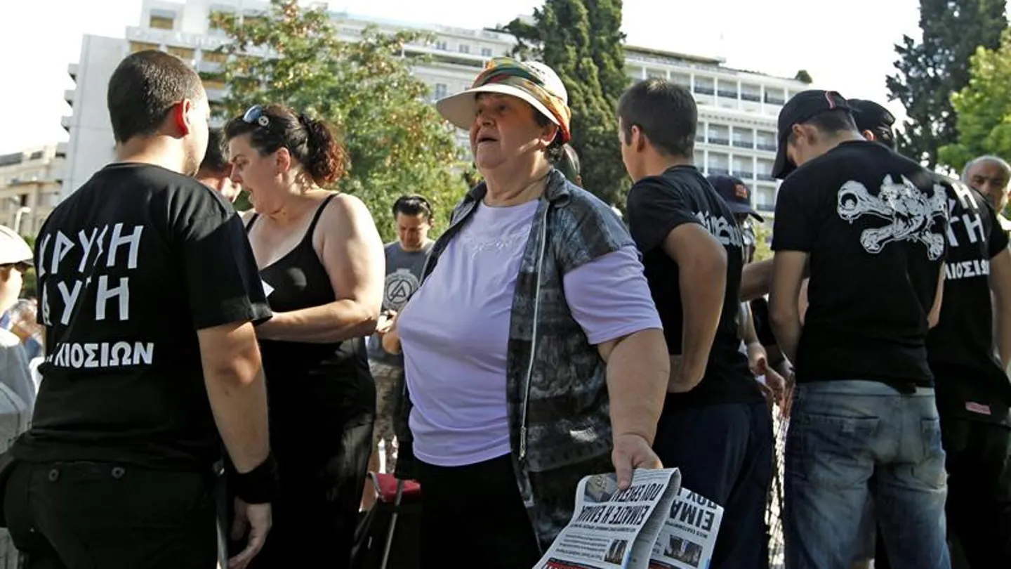 El partido neonazi Amanecer Dorado repate comida en Atenas El partido neonazi Amanecer Dorado repate comida en Atenas