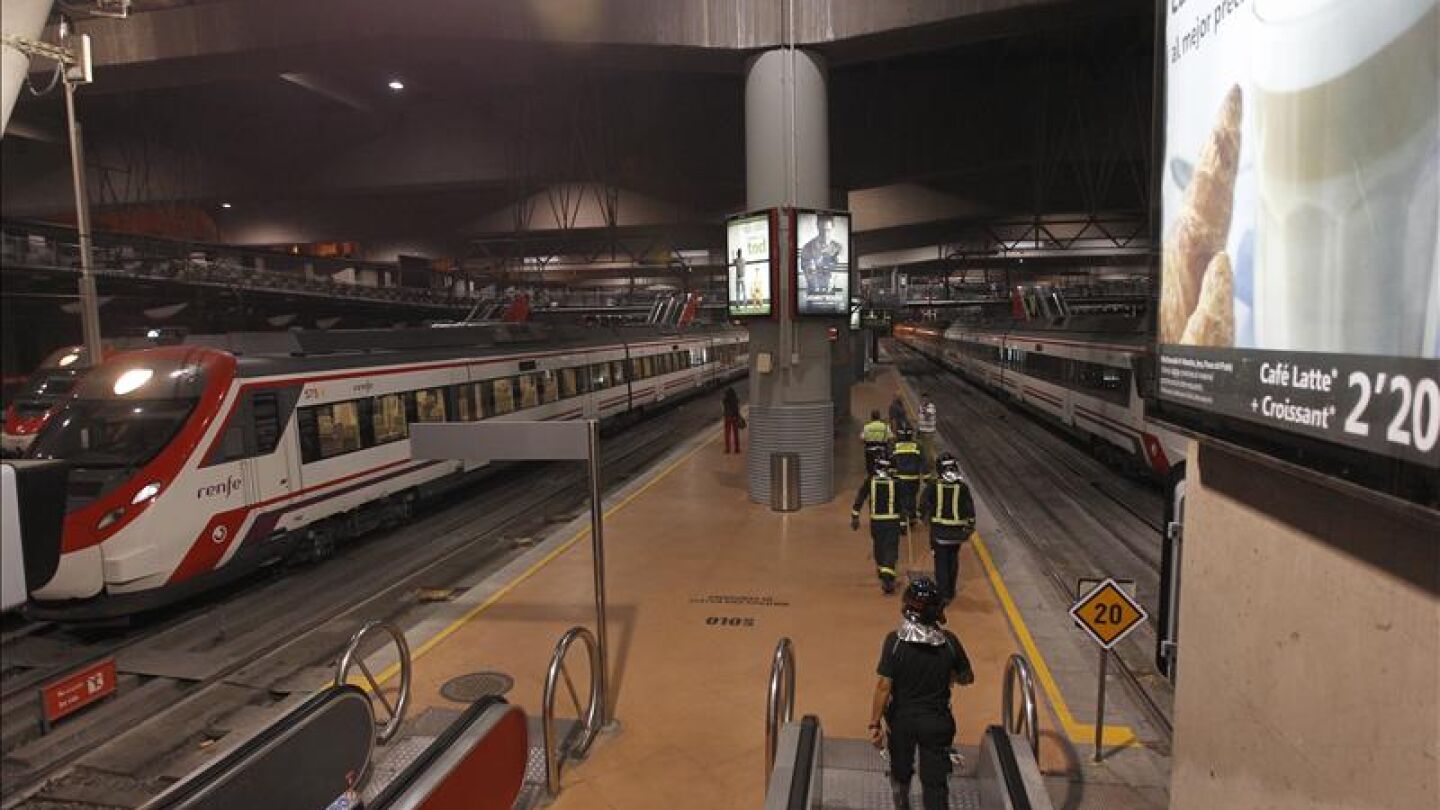 Los trabajadores de Renfe se concentran en la estaci&oacute;n de Atocha
