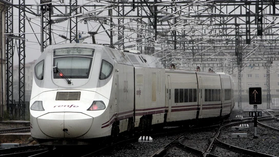 Un tren de Renfe en la estación de Santiago de Compostela Un tren de Renfe en la estación de Santiago de Compostela