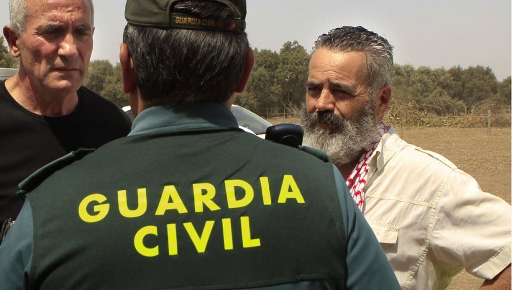 Juan Manuel Sánchez Gordillo junto a un Guardia Civil