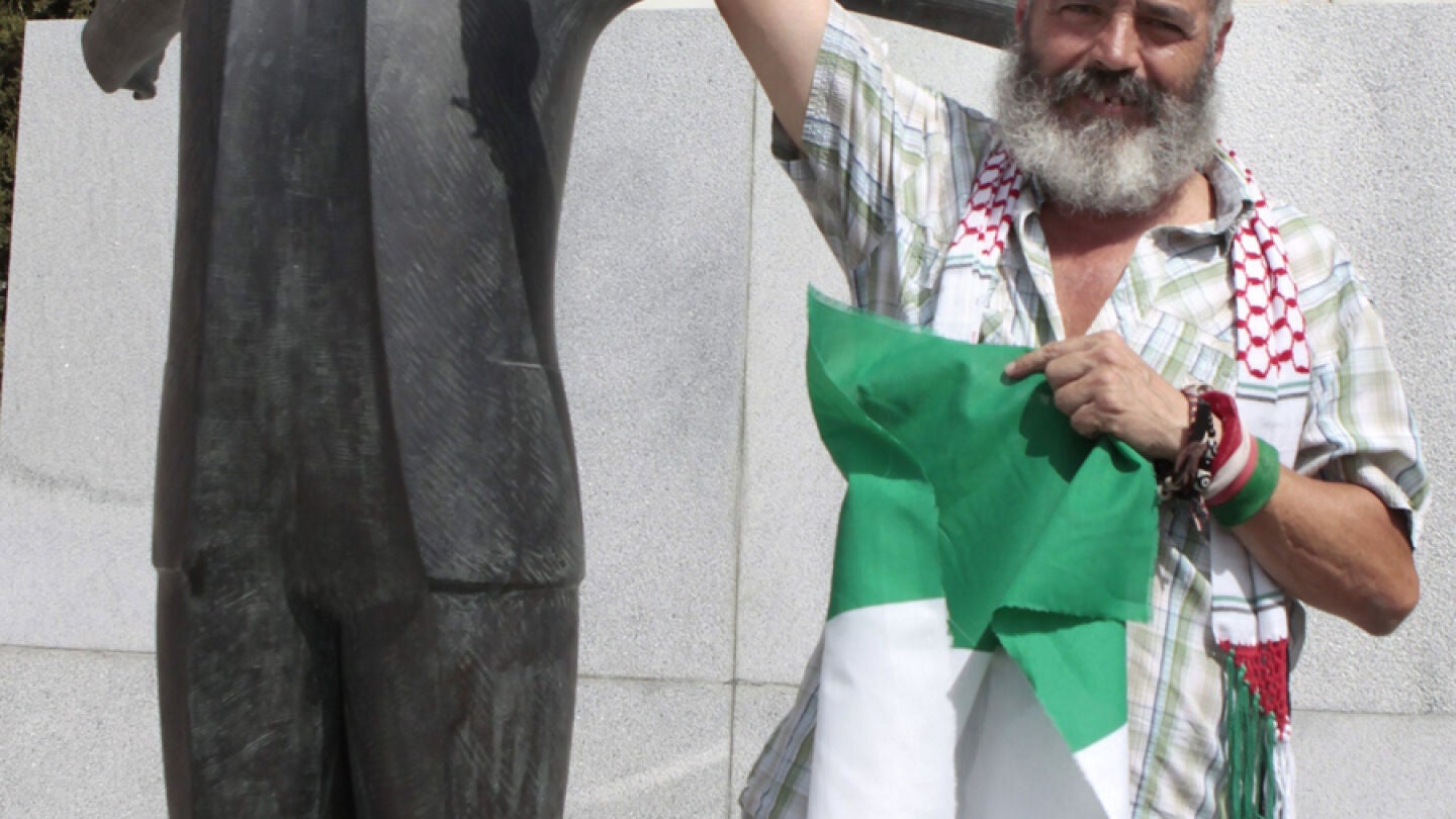 El diputado de IU Juan Manuel S&aacute;nchez Gordillo en la ofrenda floral ante el monumento a Blas Infante