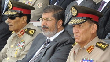 Mohamed Mursi (centro), Husein Tantaui (izquierda) y Sami Anan