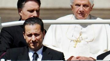 El exmayordomo Gabriele junto al Papa