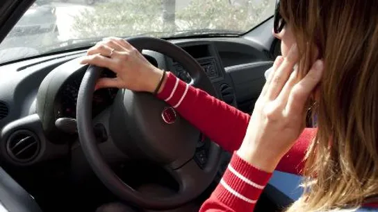 Uso del teléfono móvil al volante Uso del teléfono móvil al volante