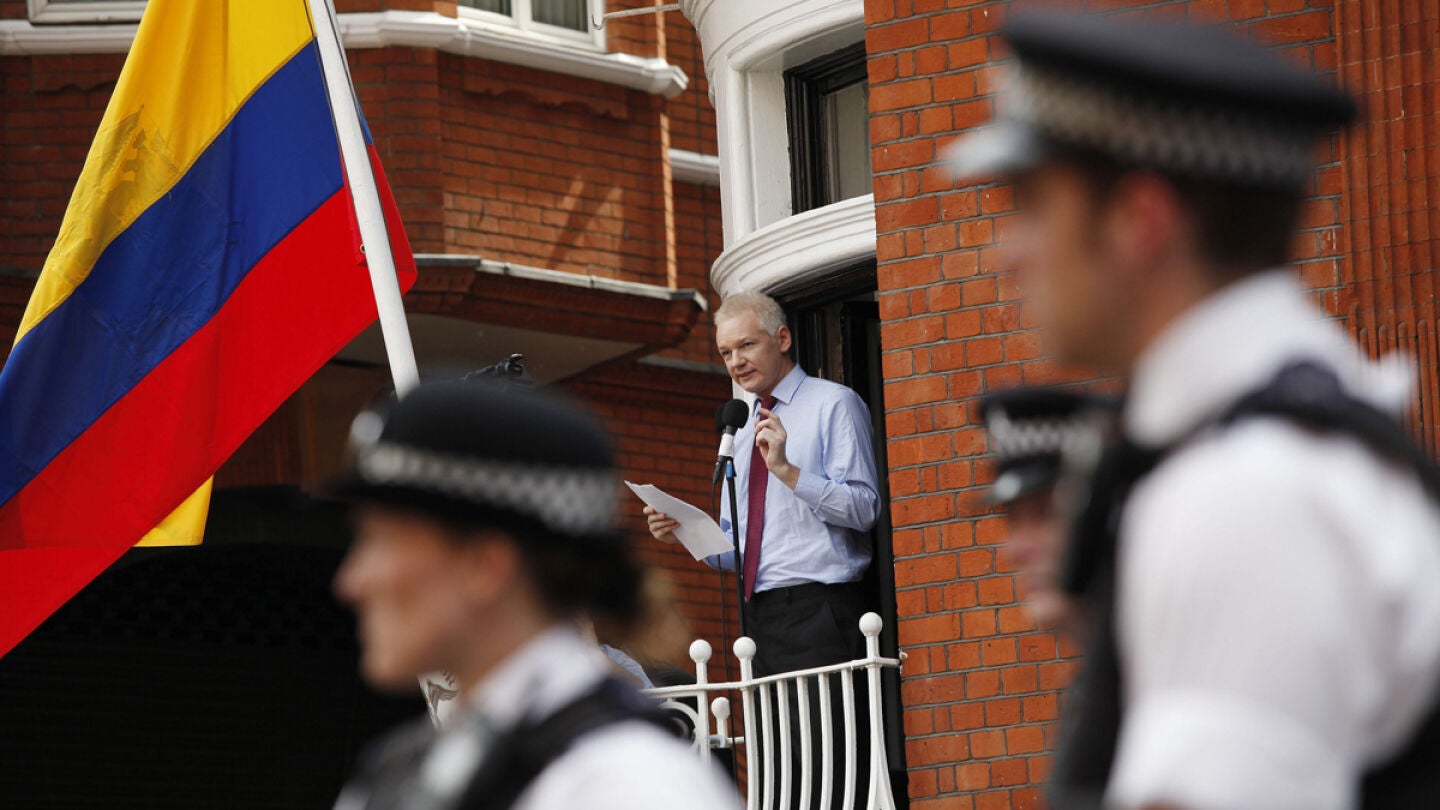 El fundador de WikiLeaks, Julian Assange, en un balc&oacute;n de la embajada de Ecuador en Londres.