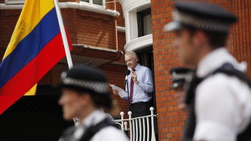 El fundador de WikiLeaks, Julian Assange, en un balcón de la embajada de Ecuador en Londres.