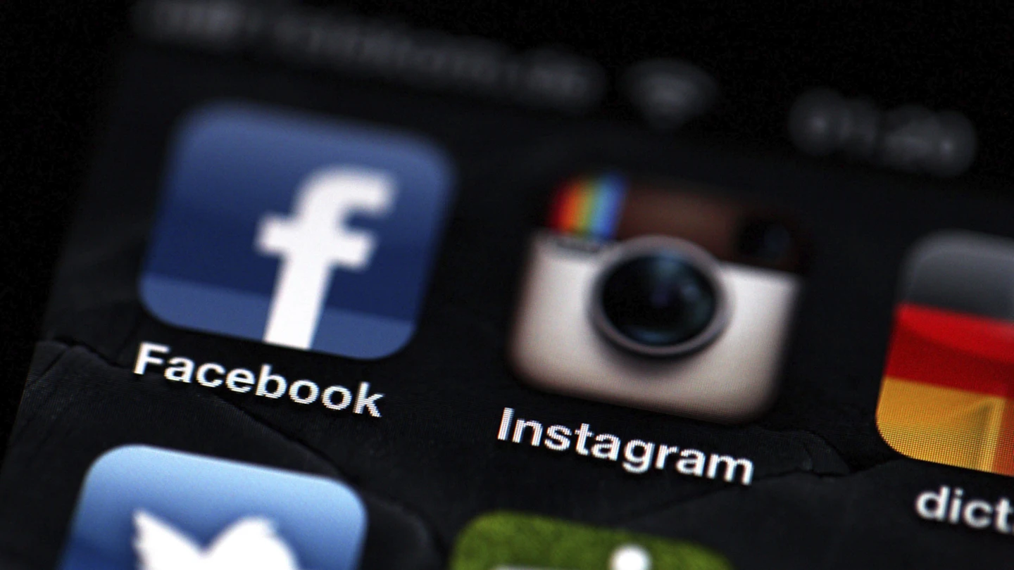 Logos de Facebook e Instagram en un teléfono Iphone Logos de Facebook e Instagram en un teléfono Iphone