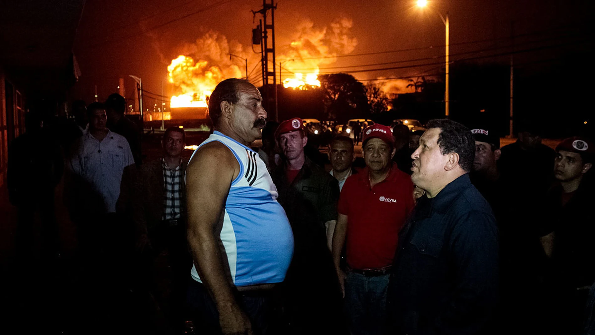 Hugo Chávez visita la zona del accidente