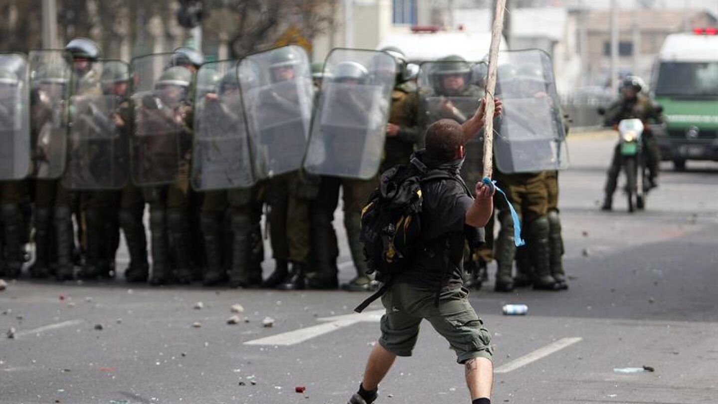 Duros enfrentamientos entre estudiantes y polic&iacute;a en Chile