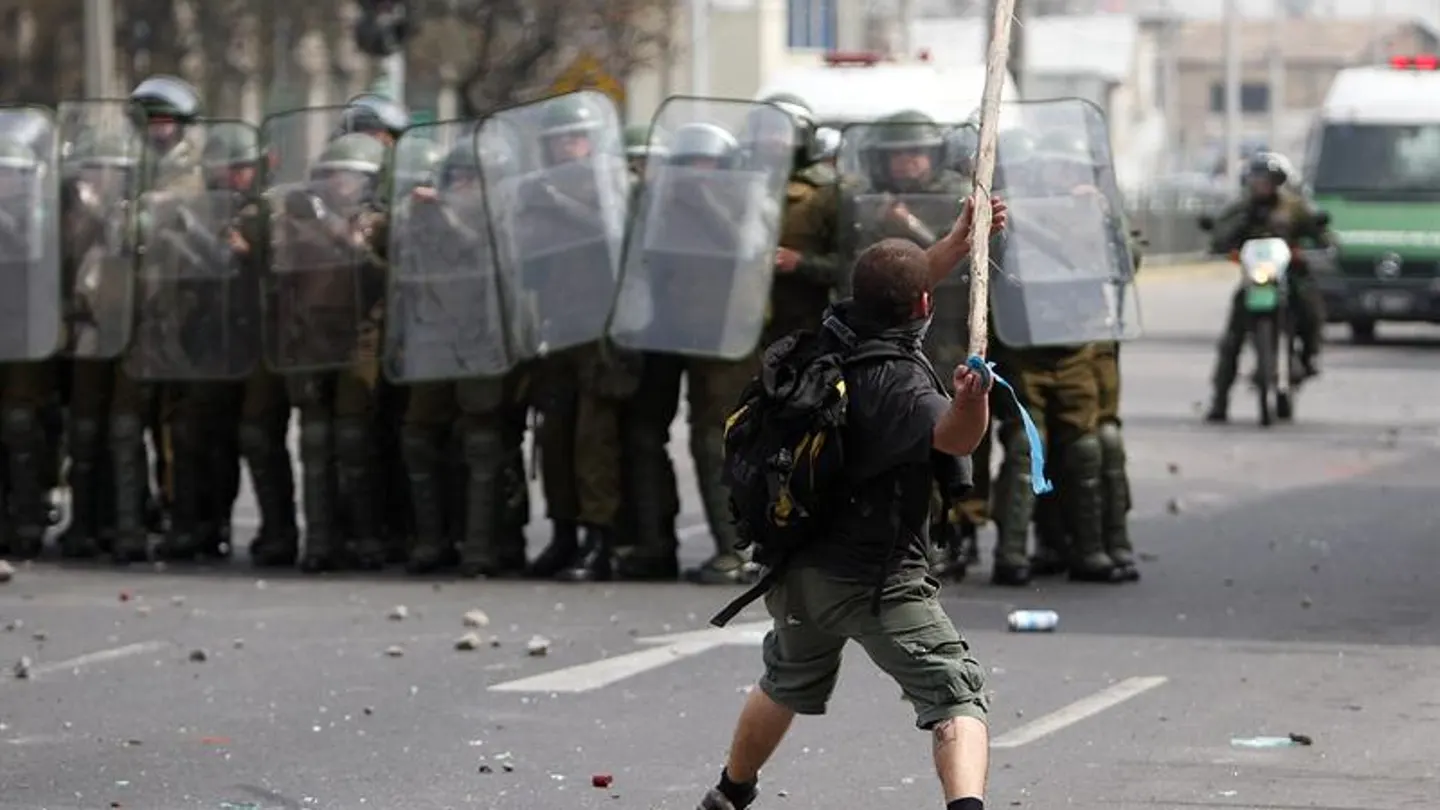 Duros enfrentamientos entre estudiantes y policía en Chile Duros enfrentamientos entre estudiantes y policía en Chile