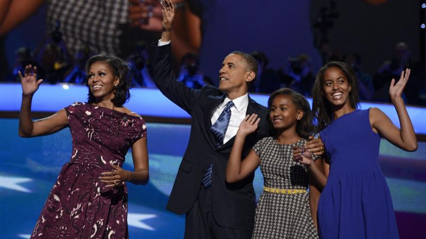 Michelle y Barack Obama junto a sus hijas.