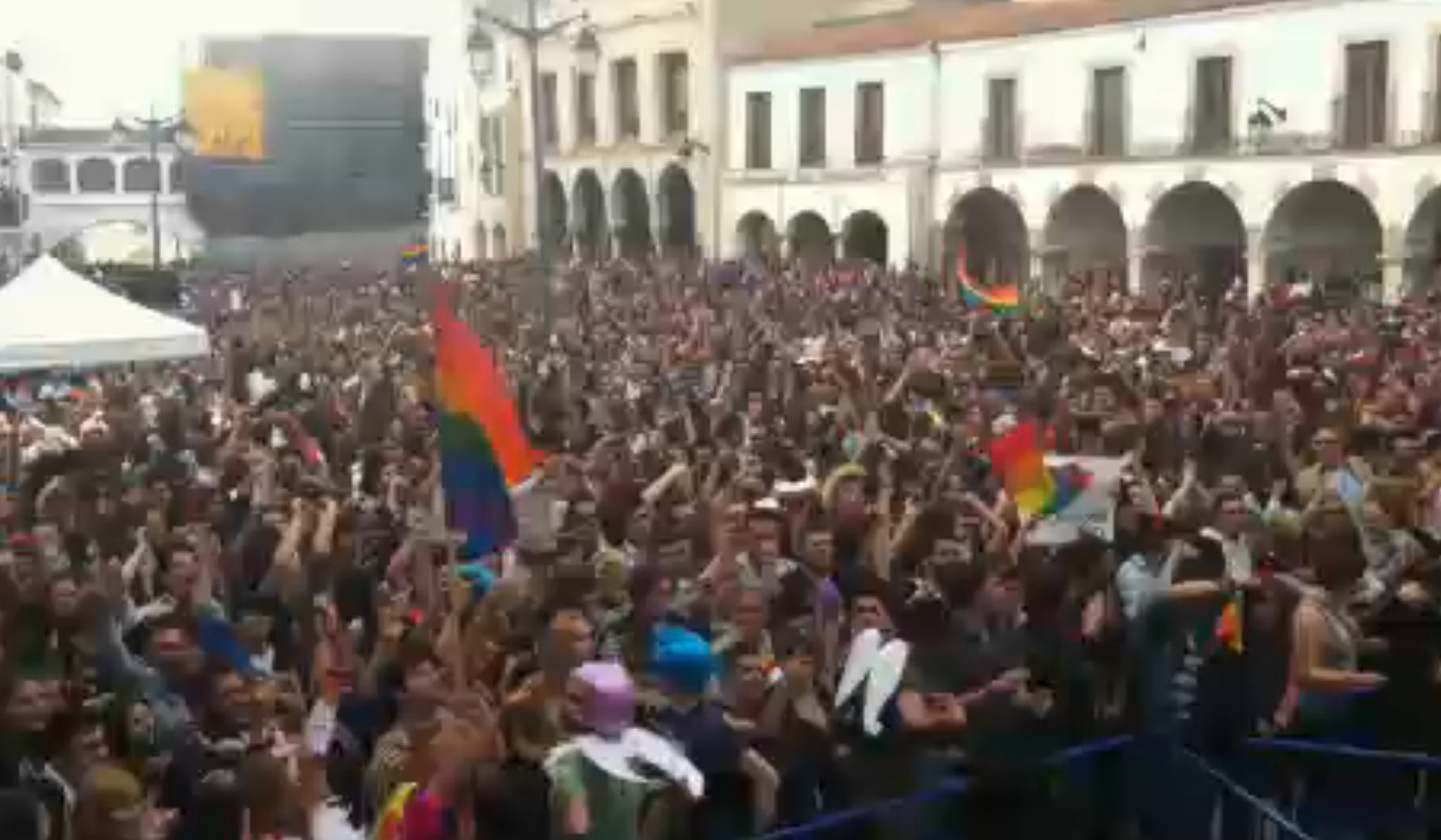 La plaza Alta de Badajoz baila la canci n oficial de la Caravana de Palomos